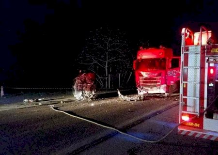 Motorista de carro morre ao bater de frente com carreta