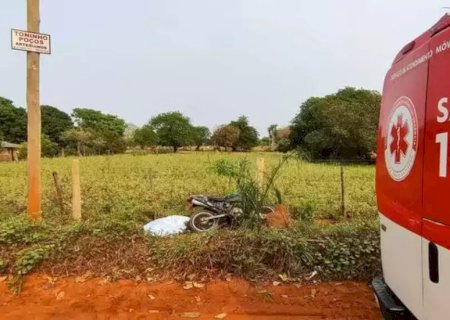 Homem morre após perder o controle e bater moto contra poste