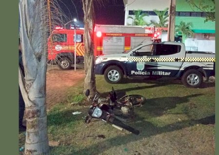 Homem morre após colidir motocicleta em árvore