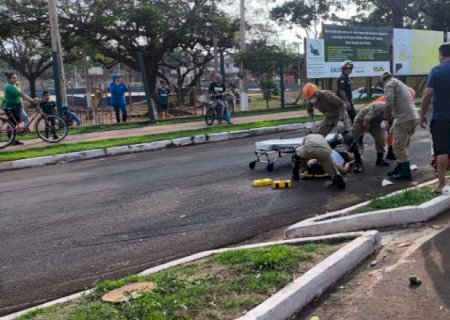 Mulher é levada em estado grave para o HV após ser atropelada por motociclista que fugiu