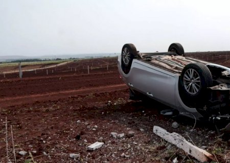 Mulher perde a direção, bate carro em cerca e veículo com criança capota às margens da BR-262