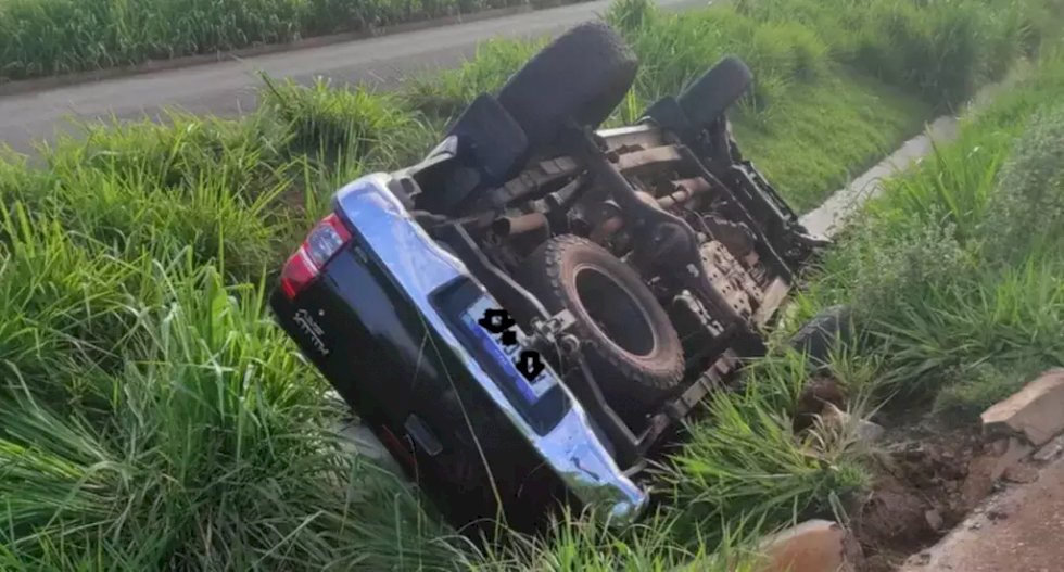 Sem motorista, Hilux é encontrada tombada em vala às margens da rodovia