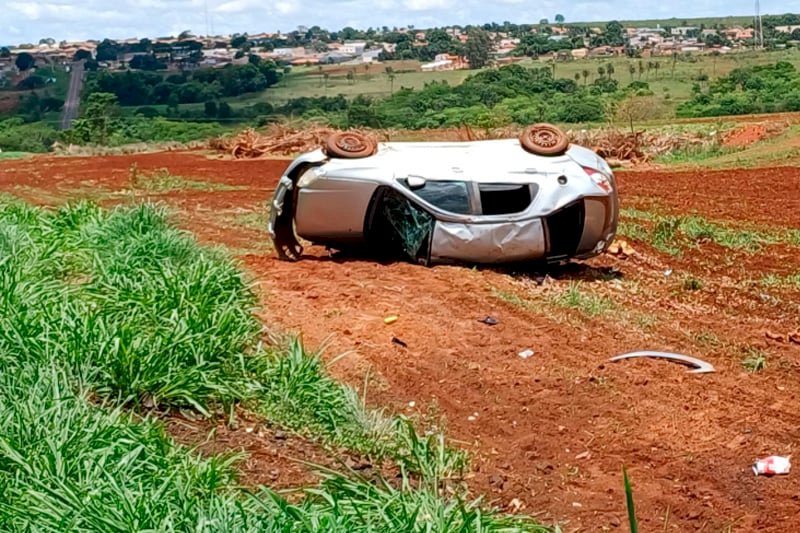 Capotamento de carro com cinco pessoas deixa uma em estado grave