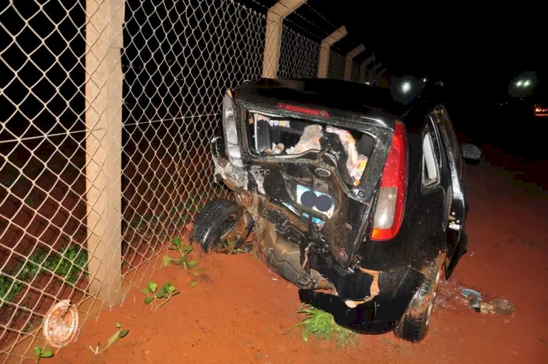 Carros ficaram destruídos em acidente na MS 306