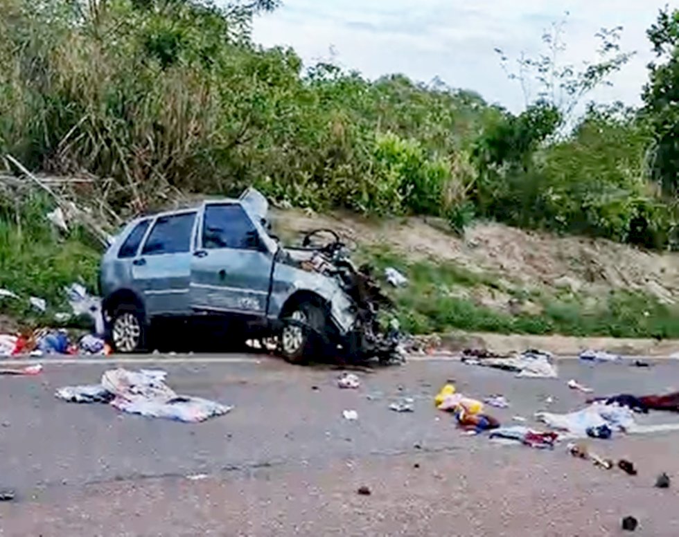 Motorista morre em colisão entre carro e carreta na BR-163