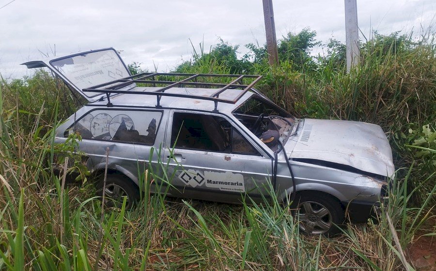 Ocupantes de carro são socorridos após acidente entre Batayporã e Anaurilândia