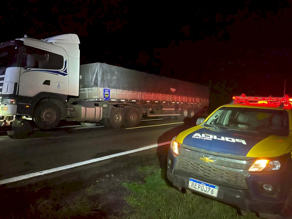 PMR recupera carreta roubada, e liberta motorista sequestrado que estava em cárcere privado