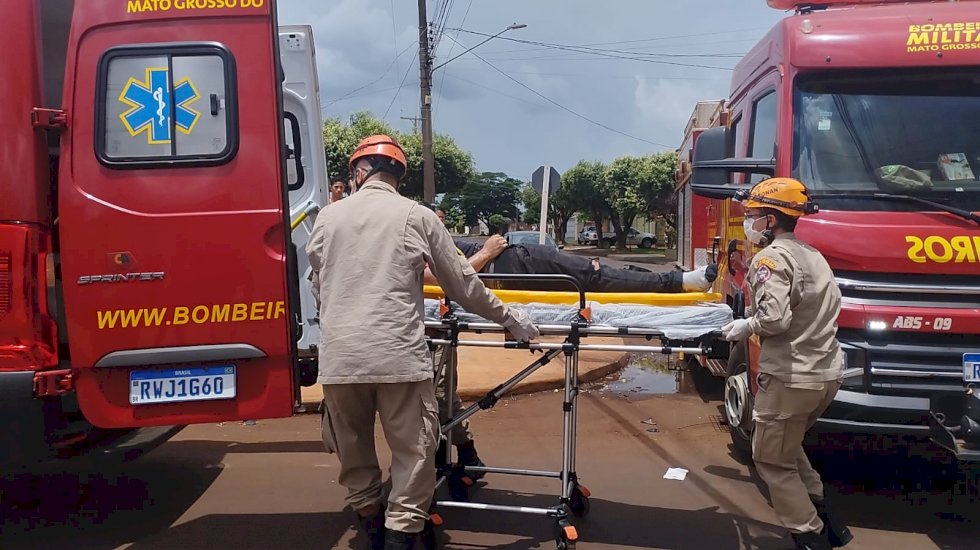 Jovem fica em estado grave após bater moto em caminhonete