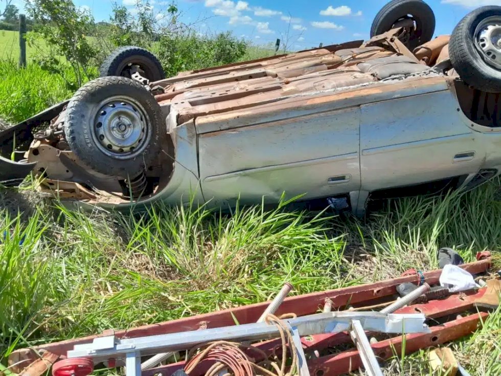 Capotamento deixa um morto e dois feridos