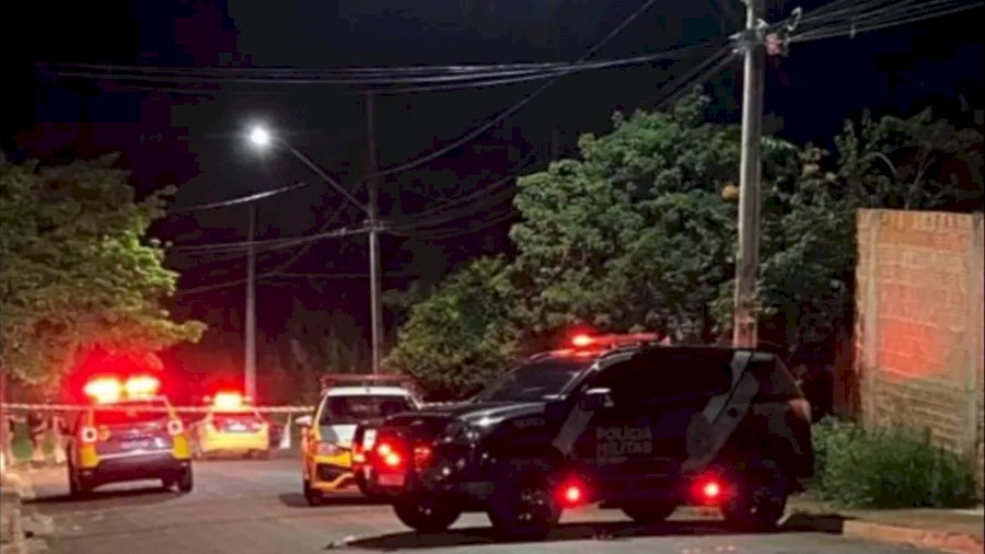 Pai é morto a tiros enquanto segurava filho no colo dentro de casa