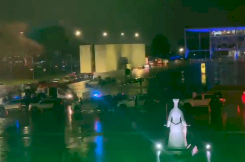 Praça dos Três Poderes, em Brasília, é isolada após explosões; bombeiros estão no local