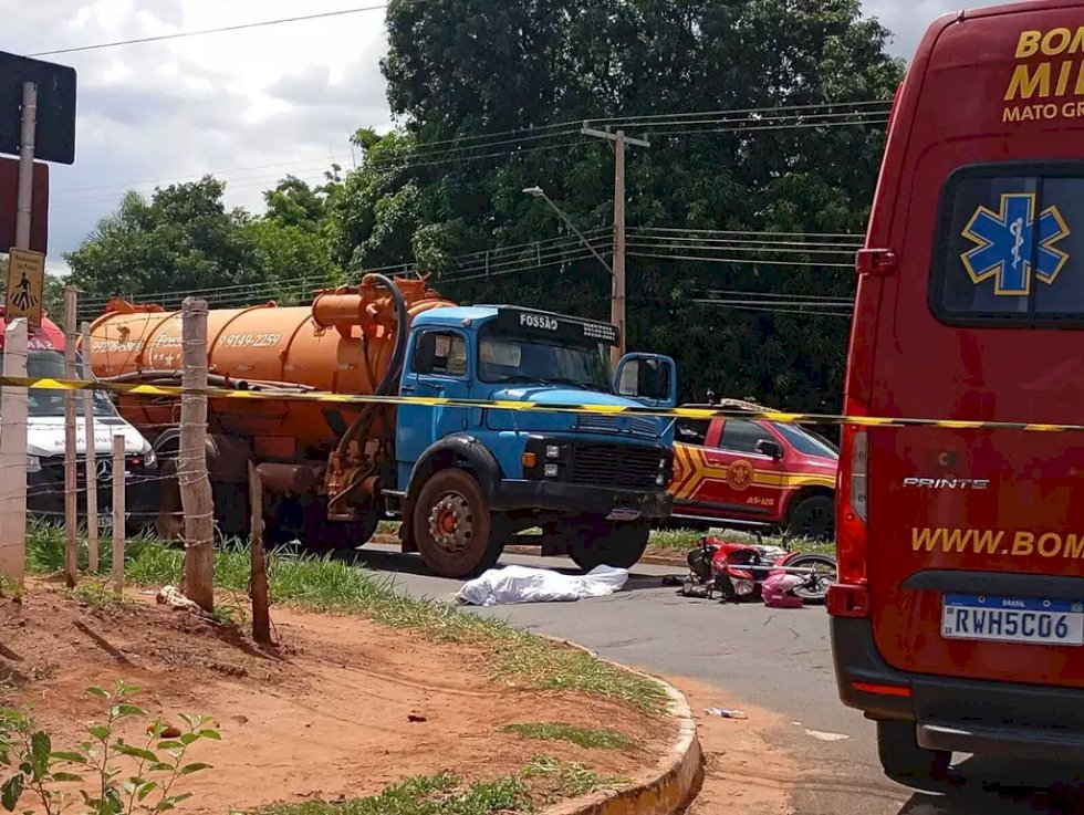 Motociclista morre ao ser atingida na traseira por caminhão em cruzamento