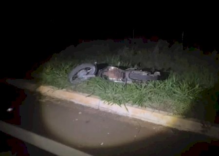 Motociclista perde controle de direção, bate em meio-fio e morre