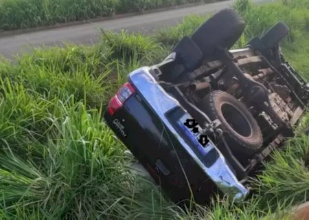 Sem motorista, Hilux é encontrada tombada em vala às margens da rodovia