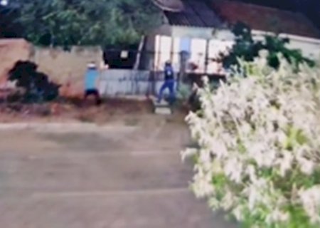 Adolescente sai ileso após dupla realizar disparos