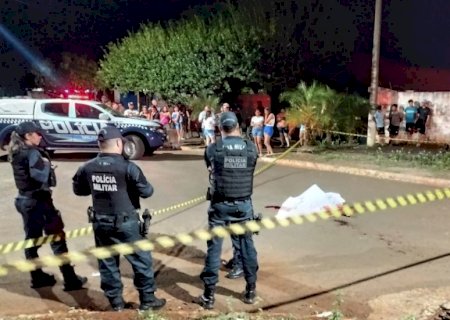 Homem é arrastado para fora de casa e assassinado a facadas