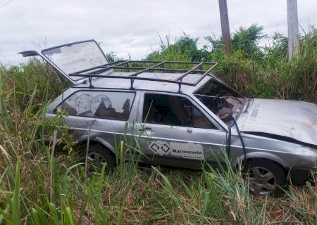 Ocupantes de carro são socorridos após acidente entre Batayporã e Anaurilândia