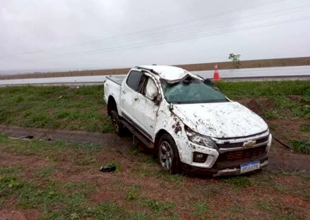 Prefeito de Sonora e esposa são socorridos após camionete capotar