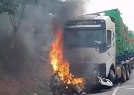 Carro pega fogo em colisão e condutor morre