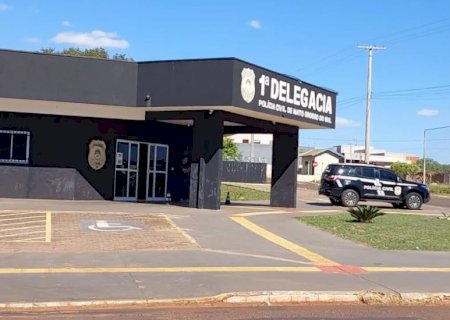 Mecânico embriagado urina em escritório de oficina e é preso por ato obsceno