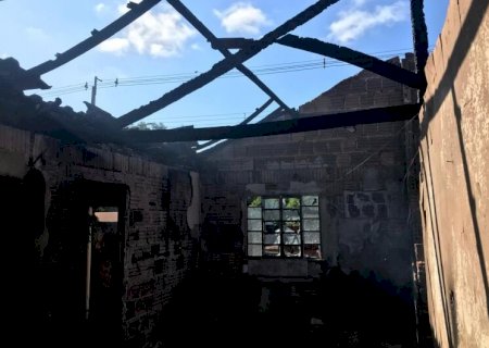 Filho ateia fogo e destrói casa da própria mãe