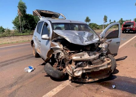 Carro atinge guard rail e fica destruído ao ser fechado durante ultrapassagem