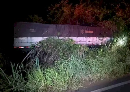 Carreta carregada de calcário sai da pista e deixa motorista com vários ferimentos na MS-276