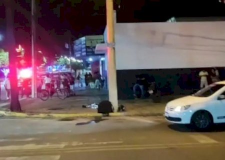 Motoentregador morre ao atropelar ciclista e atingir poste