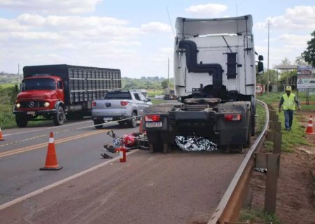 Motociclista morre ao tentar ultrapassar pelo acostamento e bater em carreta