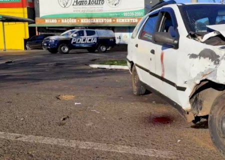 Motorista é socorrido em estado grave após colisão entre carros