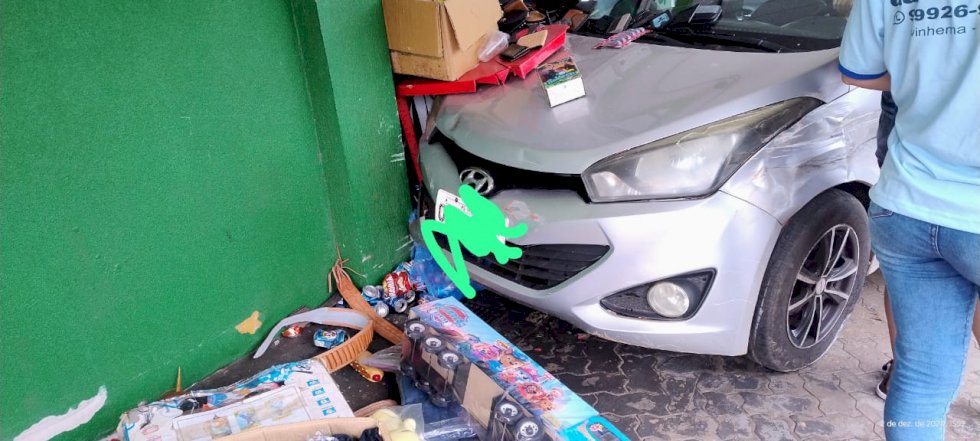 Ivinhema - Motorista sofre mal subto e invade calçada da Galeria Brasil