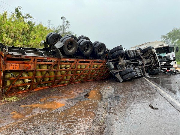 Pai e filho morrem após carreta carregada com botijões de gás bater de frente com caminhão na BR-163