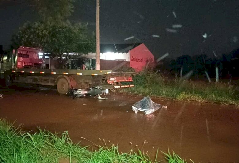 Servente de pedreiro morre ao bater moto na traseira de caminhão