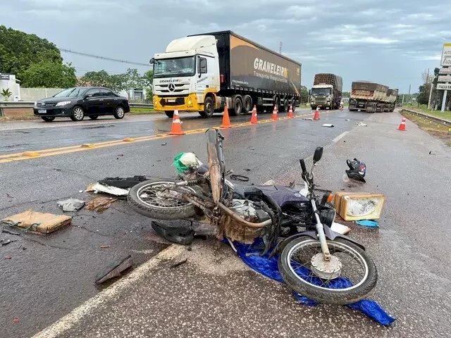 Motociclista morre após ser atingido por carreta na BR-163