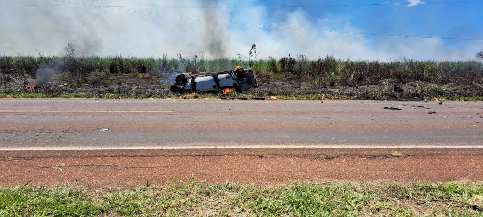 Ivinhema- Acidente envolvendo caminhão- caçamba e um carro na BR- 376, deixa três vitimas,  uma com ferimentos graves
