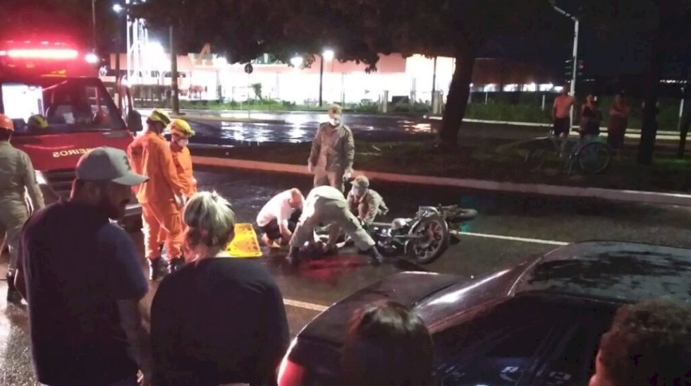Motociclista morre ao bater em meio-fio e ser arremessado por 11 metros