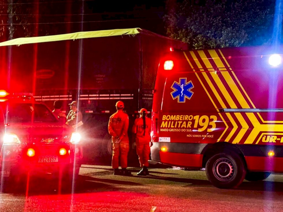 Motociclista sofre queda ao desviar de buraco e morre arrastado por carreta