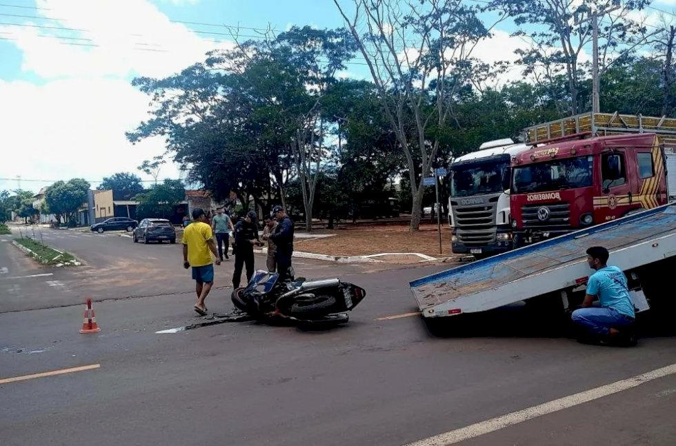 Ultrapassagem termina em acidente com motociclista ferido