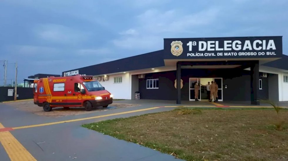 Mulher é hospitalizada com suspeita de clavícula quebrada e marido diz que a agrediu porque ela quebrou retrovisor