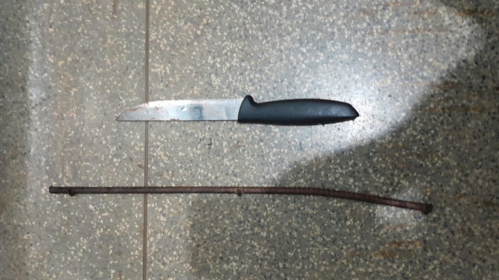 Homem espanca mulher com barra de ferro e é esfaqueado