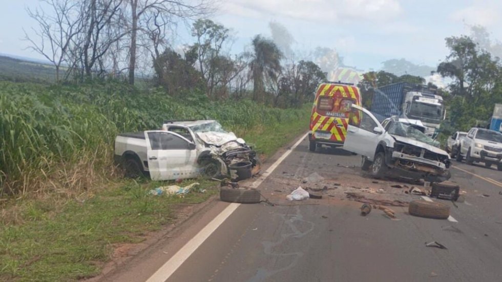 Colisão frontal entre carros na BR-163 deixa dois mortos e um em estado grave