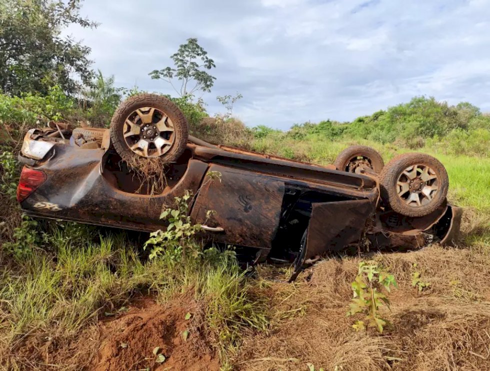 Caminhonete roubada no PR é encontrada capotada às margens da MS-180