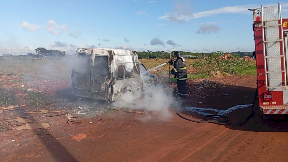 Dois veículos são incendiados em estrada