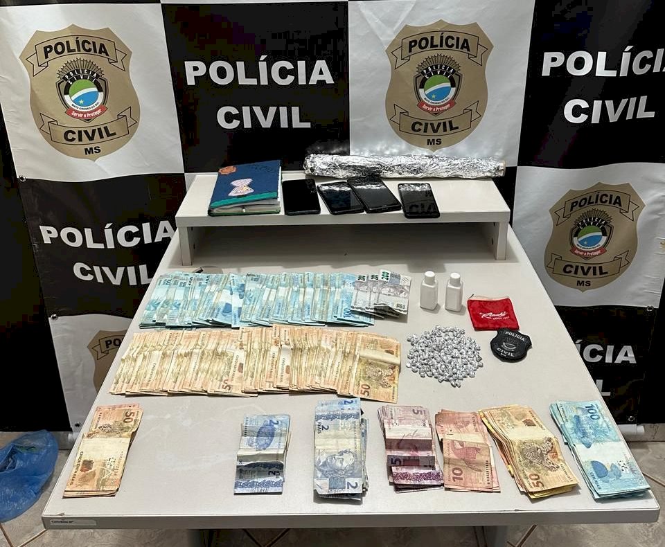 Polícia Civil apreende pedras de crack e dinheiro proveniente de tráfico de drogas