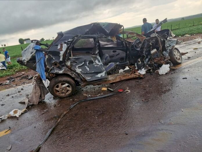 Acidente mata uma pessoa, deixa quatro feridos e racha carro ao meio