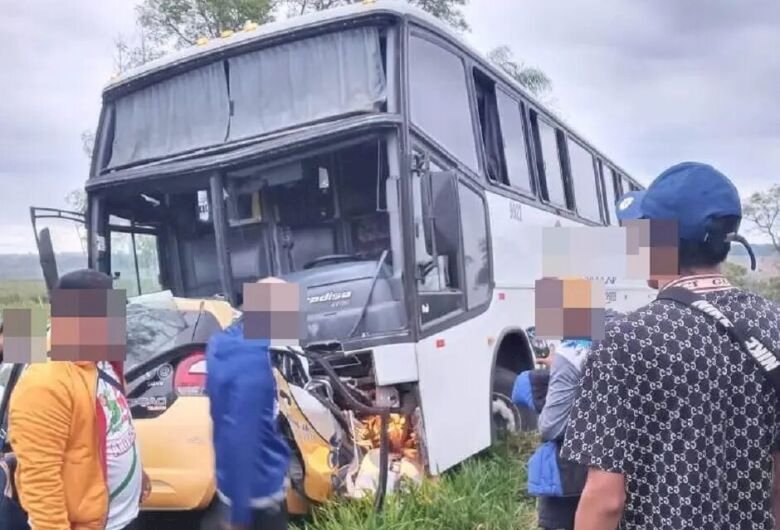 Motorista morre em colisão frontal entre carro e ônibus na MS-295