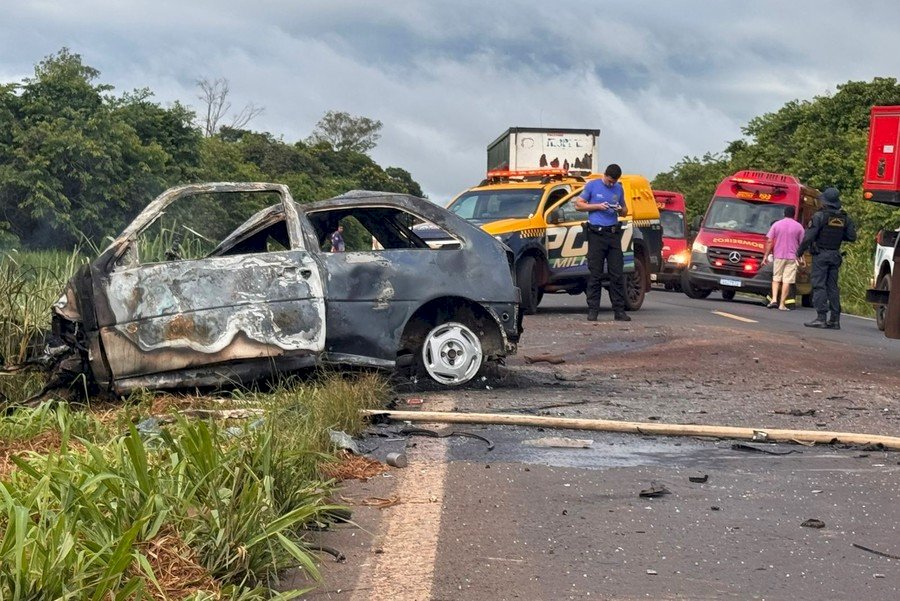 Condutor de Gol morre carbonizado ao bater em carreta na MS-276, entre Batayporã e Anaurilândia