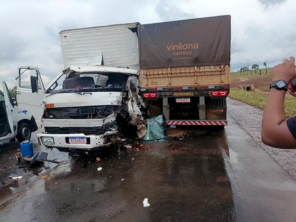 Colisão entre caminhão e carreta deixa uma pessoa ferida na MS-306