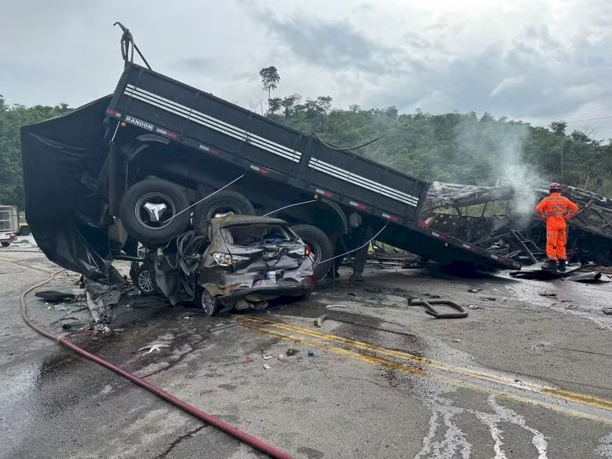 Acidente com ônibus, carreta e carro deixa ao menos 41 mortos