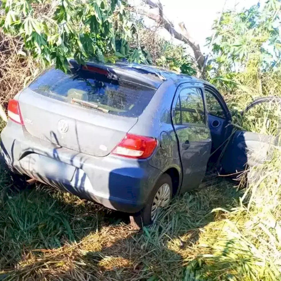 Motorista é encontrado morto dentro de carro em meio a vegetação
